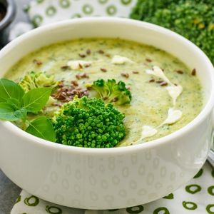 Zupa brokułowa z serem i słonecznikiem 